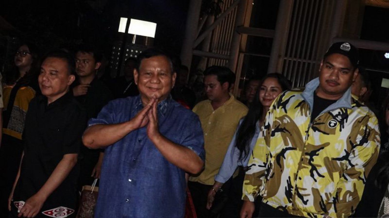 Menteri Pertahanan Prabowo Subianto (tengah), Menteri Pemuda dan Olahraga Dito Ariotedjo (kanan), dan Wakil Ketua DPR RI Sufmi Dasco Ahmad (kiri) menghadiri acara pemutaran perdana Film Indonesia dari Timur karya sutradara Ari Sihasale di XXI Epicentrum, Karet Kuningan, Jakarta, Sabtu (9/12/2023). (ANTARA/Aprillio Abdullah Akbar)