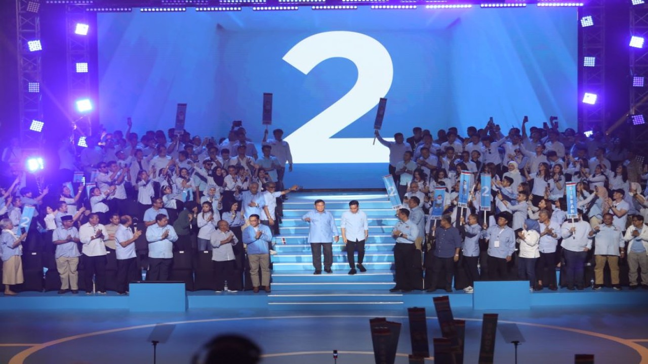 Pasangan Prabowo Subainto - Gibran Rakabuming Raka unggul di semua kategori usia, khususnya generasi Z dan Y (milenial), dengan persentase sebesar 54,5 persen. (Istimewa)