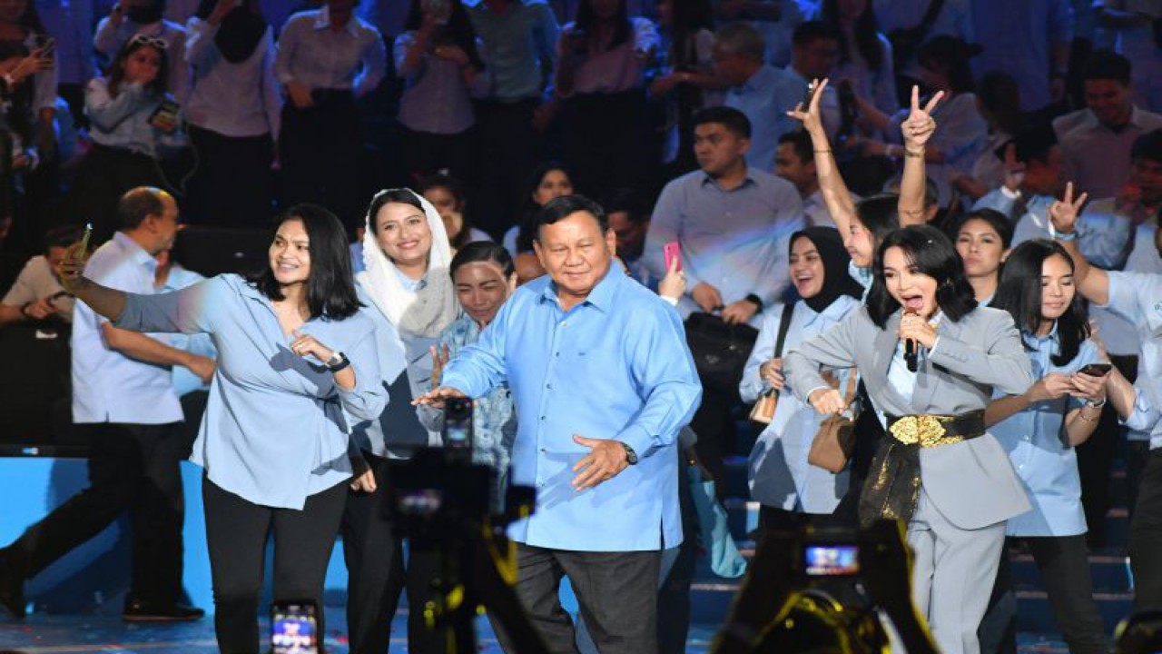 Calon Presiden no urut 2 Prabowo Subianto (tengah) berjoget bersama penyanyi Wika Salim (kanan) saat Konsolidasi Pemenangan Prabowo-Gibran di Sentul International Convention Center, Kabupaten Bogor, Jawa Barat, Minggu (10/12/2023). Konsolidasi yang diikuti ribuan relawan, simpatisan, kader hingga para elit partai Koalisi Indonesia Maju tersebut bertujuan untuk pemenangan pasangan Capres dan Cawapres no urut 2 Prabowo-Gibran pada Pemilu 2024. ANTARA FOTO/Arif Firmansyah/nym. (ARIF FIRMANSYAH/ARIF FIRMANSYAH)