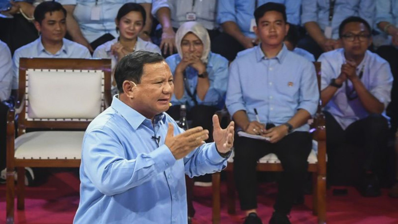 Capres nomor urut dua Prabowo Subianto menyampaikan visi misinya dalam debat perdana Capres dan Cawapres 2024 di Gedung KPU, Jakarta, Selasa (12/12/2023). ANTARA FOTO/Galih Pradipta/app/YU (Galih Pradipta/Galih Pradipta)