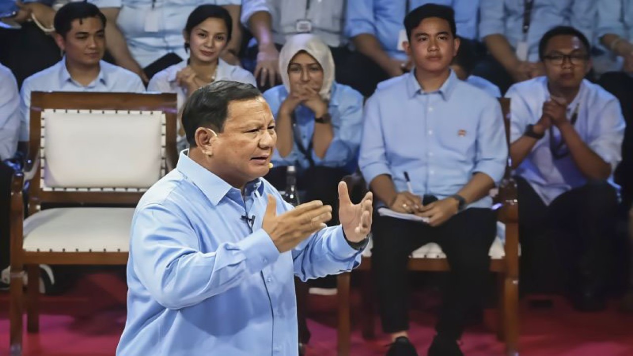 Capres nomor urut dua Prabowo Subianto menyampaikan visi misinya dalam debat perdana Capres dan Cawapres 2024 di Gedung KPU, Jakarta, Selasa (12/12/2023). (ANTARA/Galih Pradipta)