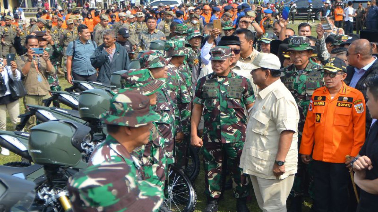 Menteri Pertahanan (Menhan) Prabowo Subianto, berbincang dengan anggota TNI saat tiba di posko bencana erupsi Gunung Marapi, di Nagari Batu Palano, Agam, Sumatera Barat, Sabtu (9/12/2023). Menhan menemui relawan bencana, keluarga korban, dan warga terdampak erupsi Gunung Marapi sekaligus memberikan bantuan dan santunan kepada keluarga korban meninggal serta menyerahkan motor trail untuk Babinsa dan Bhabinkamtibmas. ANTARA FOTO/Iggoy el Fitra/nz