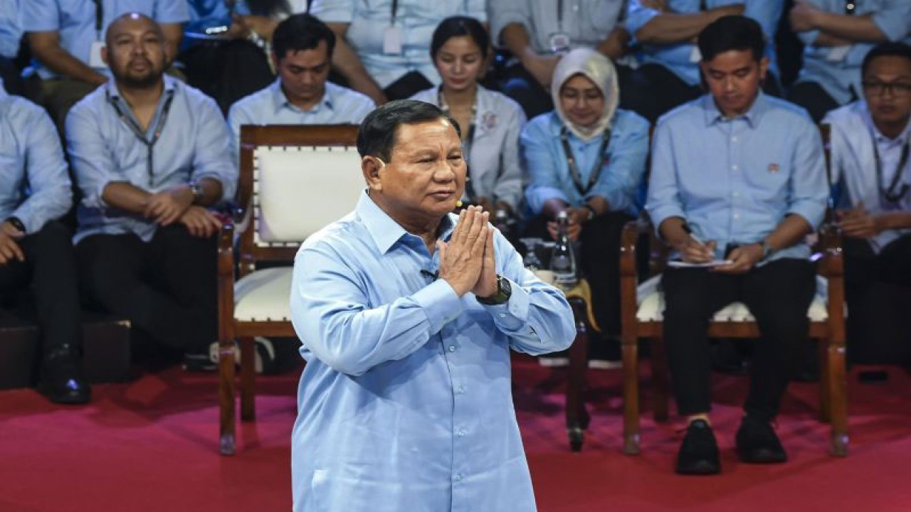 Capres nomor urut dua Prabowo Subianto menyampaikan visi misinya dalam debat perdana Capres dan Cawapres 2024 di Gedung KPU, Jakarta, Selasa (12/12/2023). ANTARA FOTO/Galih Pradipta/app/YU (Galih Pradipta/Galih Pradipta)