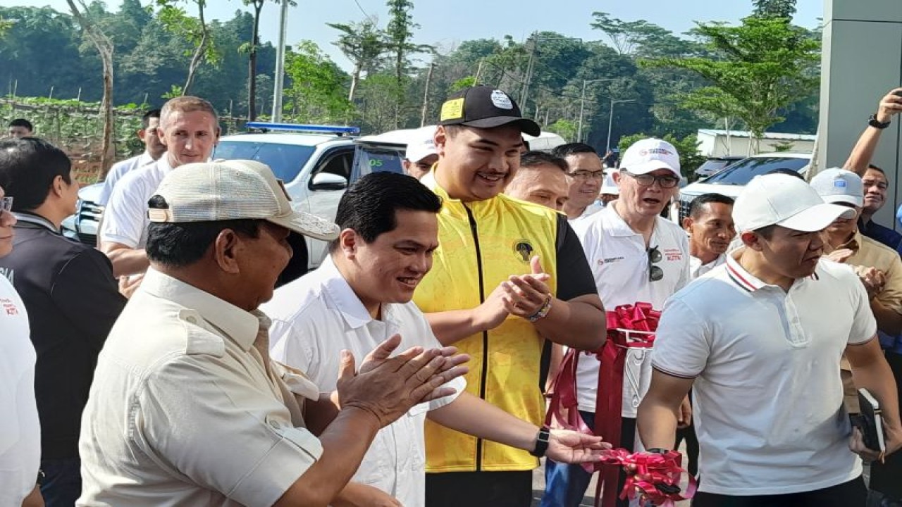 Ketua Dewan Pembina Akademi Garudayaksa Prabowo Subianto (kiri), Ketua Umum PSSI Erick Thohir (tengah), dan Menteri Pemuda dan Olahraga (Menpora) Dito Ariotedjo (kanan) dalam pembukaan komplek akademi Garudayaksa yang bertempat di Jalan Cisaat, Setu, Bekasi, Kamis (14/12/2023). ANTARA/Fajar Satriyo