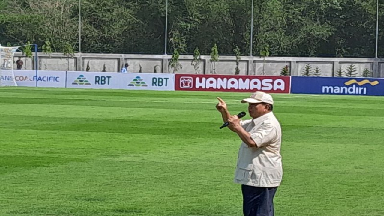 Ketua Dewan Pembina Akademi Garudayaksa Prabowo Subianto membuka gelaran Nusantara Open 2023 yang berlangsung di Komplek Garudayaksa, Jalan Cisaat, Setu, Bekasi, Kamis (14/12/2023). (ANTARA/FAJAR SATRIYO)