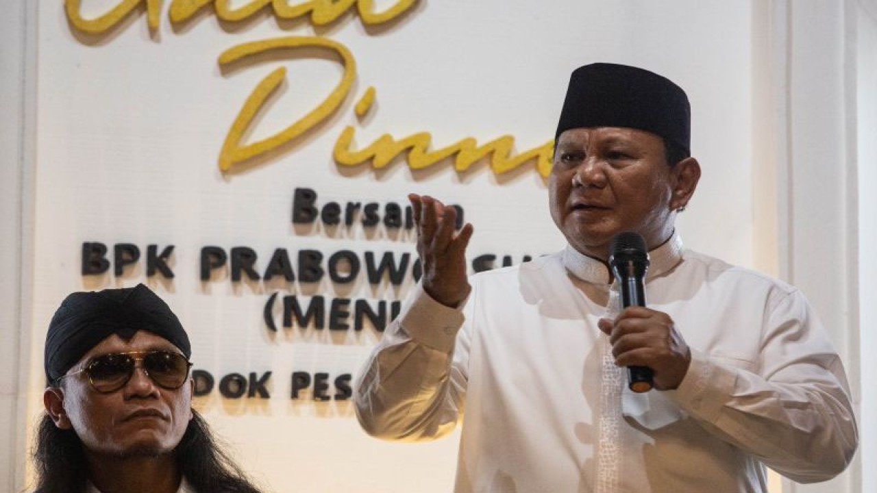 Bakal calon presiden Prabowo Subianto (kanan) didampingi pengasuh Pondok Pesantren Ora Aji Gus Miftah (kiri) menyampaikan pidato di Pondok Pesantren Ora Aji, Sleman, DI Yogyakarta, Jumat (8/9/2022). ANTARA FOTO/Hendra Nurdiyansyah/nym.