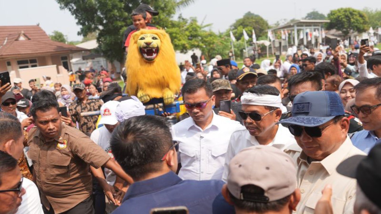 Calon Presiden nomor urut dua, Prabowo Subianto, disambut Dedi Mulyadi dan ribuan warga saat berkunjung ke Purwakarta. (ANTARA/Ali Khumaini)
