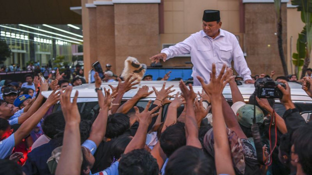 Capres nomor urut 2 Prabowo Subianto saat menyapa pendukungnya usai menghadiri acara deklarasi di Jakarta, Senin (18/12/2023). (ANTARA FOTO/Galih Pradipta/YU)