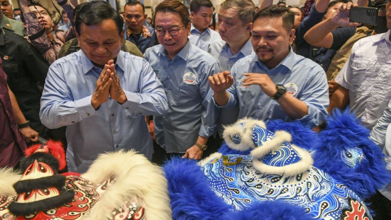 Calon presiden nomor urut 2 Prabowo Subianto (kiri) saat menghadiri acara deklarasi di Jakarta, Selasa (19/12/2023). (ANTARA FOTO/Galih Pradipta/rwa)