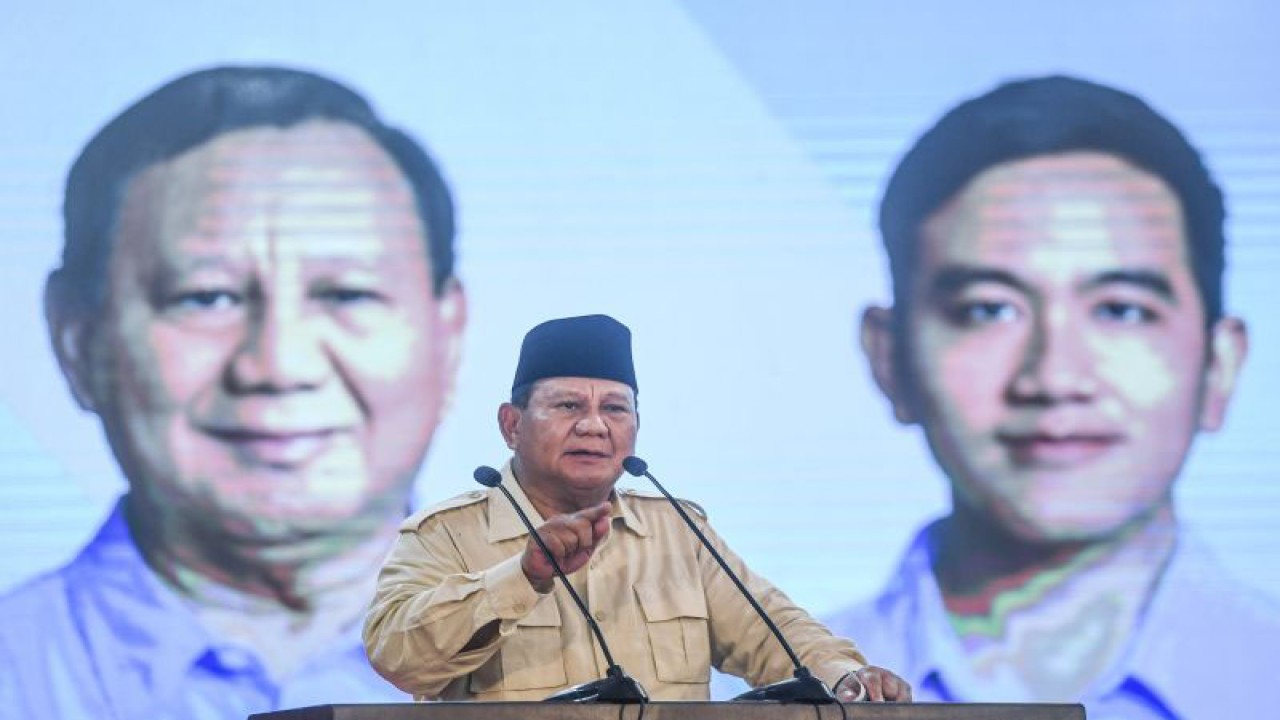 Calon presiden nomor urut 2 Prabowo Subianto memberikan orasi politik saat menghadiri kegiatan doa bersama 2000 kiai se-Banten di Aula Mulyadi Jayabaya, Jalan Rangkasbitung-Pandeglang, Kabupaten Lebak, Banten, Minggu (3/12/2023). ANTARA FOTO/Galih Pradipta