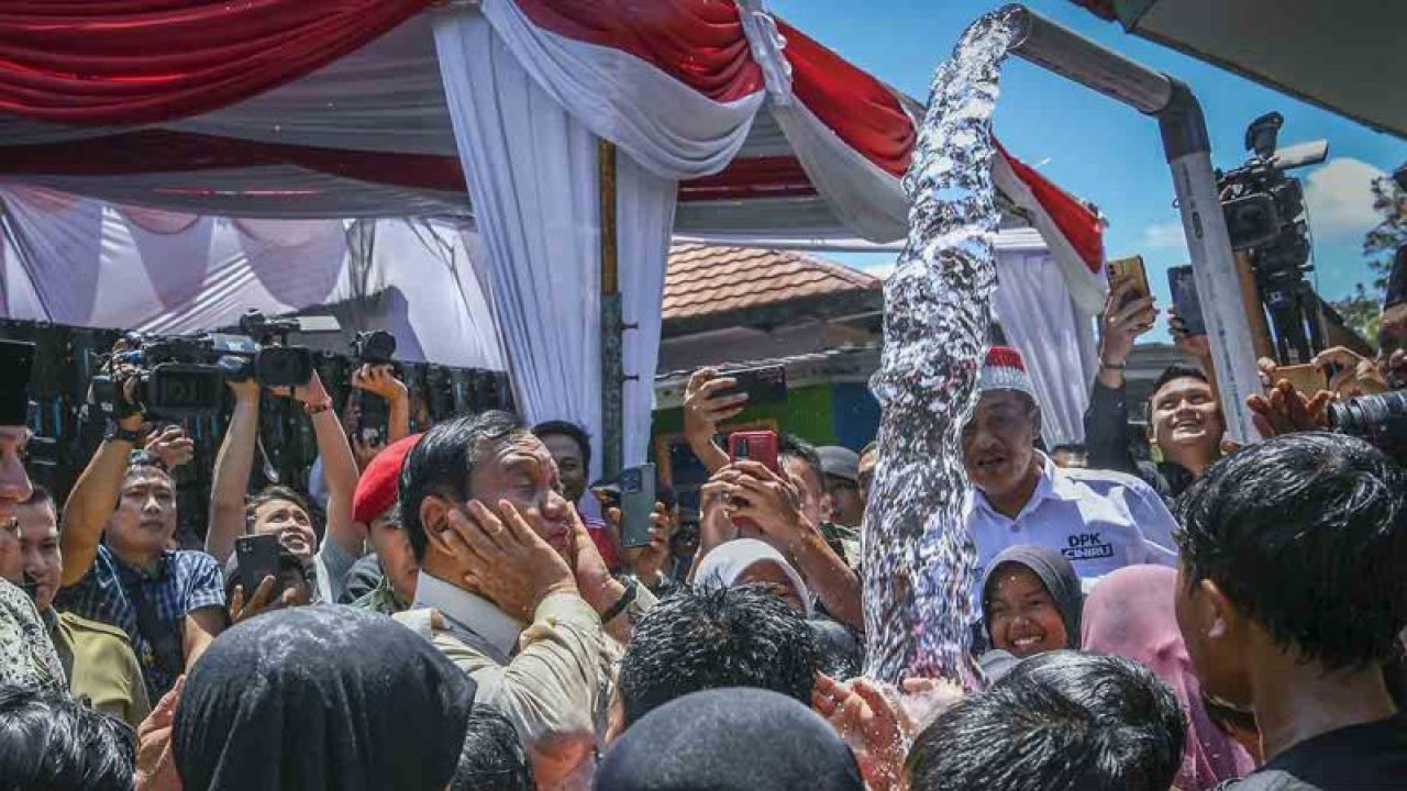 Menhan sekaligus capres nomor urut 2 Prabowo Subianto bermain air bersama anak-anak saat kegiatan peresmian dan penyerahan proyek bantuan air bersih di Desa Pamupukan, Kabupaten Kuningan, Jawa Barat, Rabu (20/12/2023).(ANTARA FOTO/Galih Pradipta/rwa)