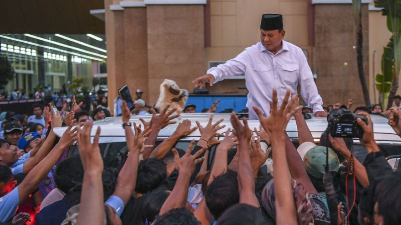 Calon presiden nomor urut 2 Prabowo Subianto menyapa pendukungnya usai menghadiri acara deklarasi di Jakarta, Senin (18/12/2023). Generasi Muda Islam mendeklarasikan dukungan untuk memenangkan pasangan calon presiden dan wakil presiden nomor urut 2 Prabowo Subianto-Gibran Rakabuming Raka dalam satu putaran Pilpres 2024. ANTARA FOTO/Galih Pradipta/tom.