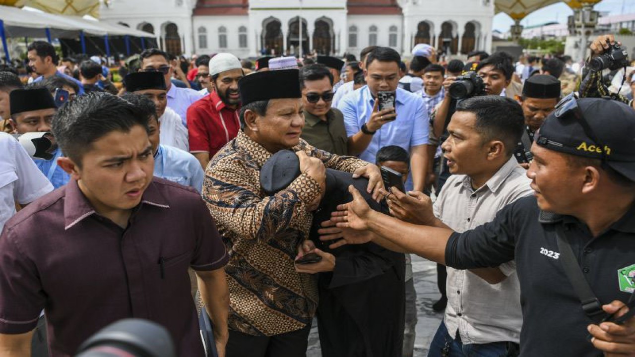 Calon presiden nomor urut 2 Prabowo Subianto menyapa memeluk warga saat mengunjungi Masjid Raya BaiturrahmanÂ Aceh, di Banda Aceh, Selasa (26/12/2023). Dalam kunjungan tersebut Prabowo Subianto dan Susilo Bambang Yudhoyono (SBY) menyapa masyarakat yang ada di kawasan masjid tersebut. ANTARA FOTO/Galih Pradipta/aww.
