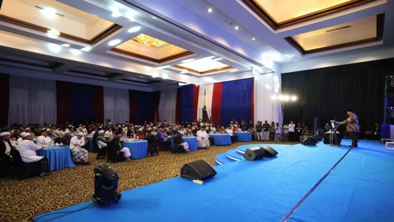 Calon presiden nomor urut 2 Prabowo Subianto memberi sambutan saat menghadiri acara silaturahmi dan doa bersama ulama dan tokoh masyarakat se-Aceh di Banda Aceh, Selasa (26/12/2023). (ANTARA/HO-Tim Media Prabowo Subianto)