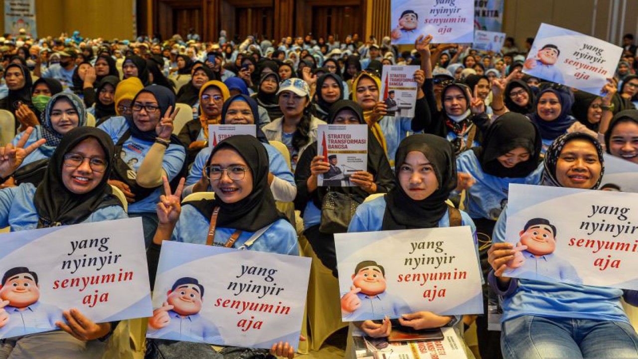 Pendukung Calon Presiden nomor urut 2 Prabowo Subianto menghadiri deklarasi dukungan dari Gerakan Muslim Persatuan Indonesia Cinta Tanah Air (Gempita) di Grand Ballroom Sudirman, Bandung, Jawa Barat, Rabu (27/12/2023). Dalam kunjungan ke Bandung, Prabowo berkesempatan untuk menghadiri deklarasi dukungan dari Gempita untuk Pemilu Presiden pada Februari 2024 mendatang. ANTARA FOTO/Raisan Al Farisi/foc.