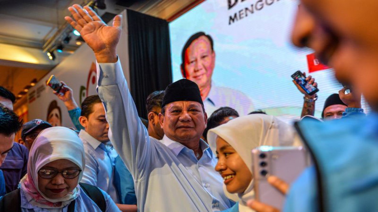 Calon Presiden nomor urut 2 Prabowo Subianto menyapa pendukungnya saat menghadiri deklarasi dukungan dari Gerakan Muslim Persatuan Indonesia Cinta Tanah Air (Gempita) di Grand Ballroom Sudirman, Bandung, Jawa Barat, Rabu (27/12/2023). Dalam kunjungan ke Bandung, Prabowo berkesempatan untuk menghadiri deklarasi dukungan dari Gempita untuk Pemilu Presiden pada Februari 2024 mendatang. ANTARA FOTO/Raisan Al Farisi/Spt. (ANTARA FOTO/RAISAN AL FARISI)