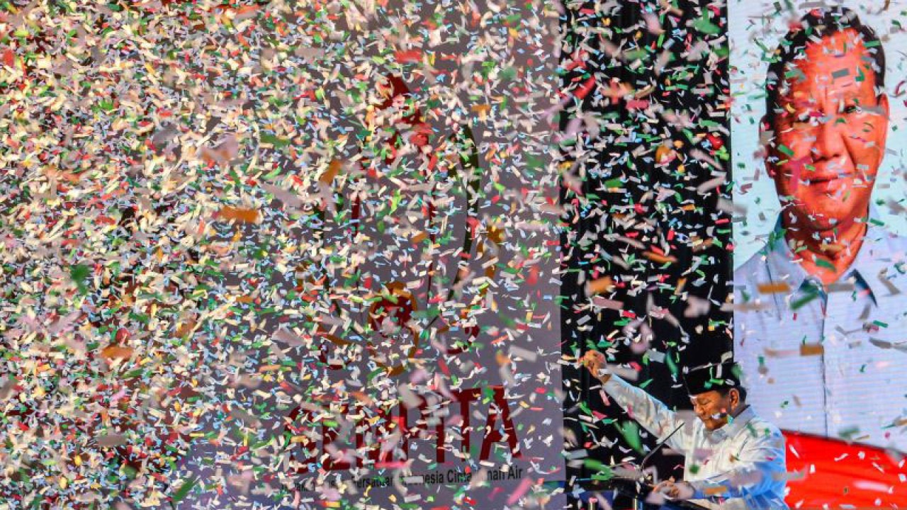 Calon Presiden nomor urut 2 Prabowo Subianto memberikan kata sambutan saat menghadiri deklarasi dukungan dari Gerakan Muslim Persatuan Indonesia Cinta Tanah Air di Grand Ballroom Sudirman, Bandung, Jawa Barat, Rabu (27/12/2023). (ANTARA FOTO/Raisan Al Farisi/Spt)