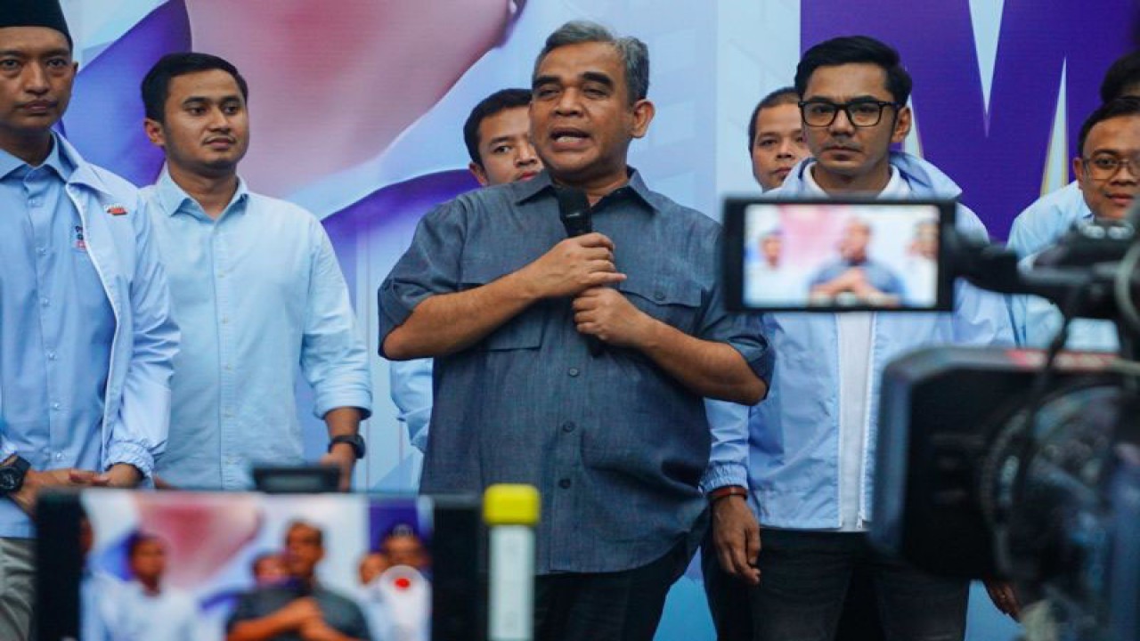 Wakil Ketua Tim Kampanye Nasional (TKN) Prabowo-Gibran, Ahmad Muzani (tengah), berbicara saat peluncuran platform pemilihmuda.id di Fanta HQ, Jakarta, Kamis (14/12/2023). ANTARA/Fauzan