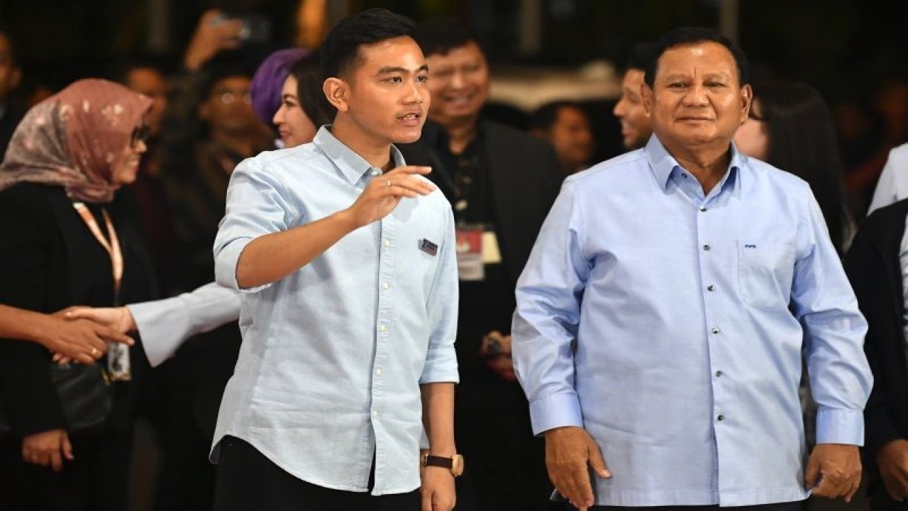 Calon presiden nomor urut 2 Prabowo Subianto (kanan) didampingi calon wakil presiden Gibran Rakabuming Raka (kiri) tiba di Jakarta Convention Center (JCC) untuk mengikuti debat perdana cawapres Pemilu 2024 di Jakarta, Jumat (22/12/2023) malam. ANTARA FOTO/M Risyal Hidayat/rwa.