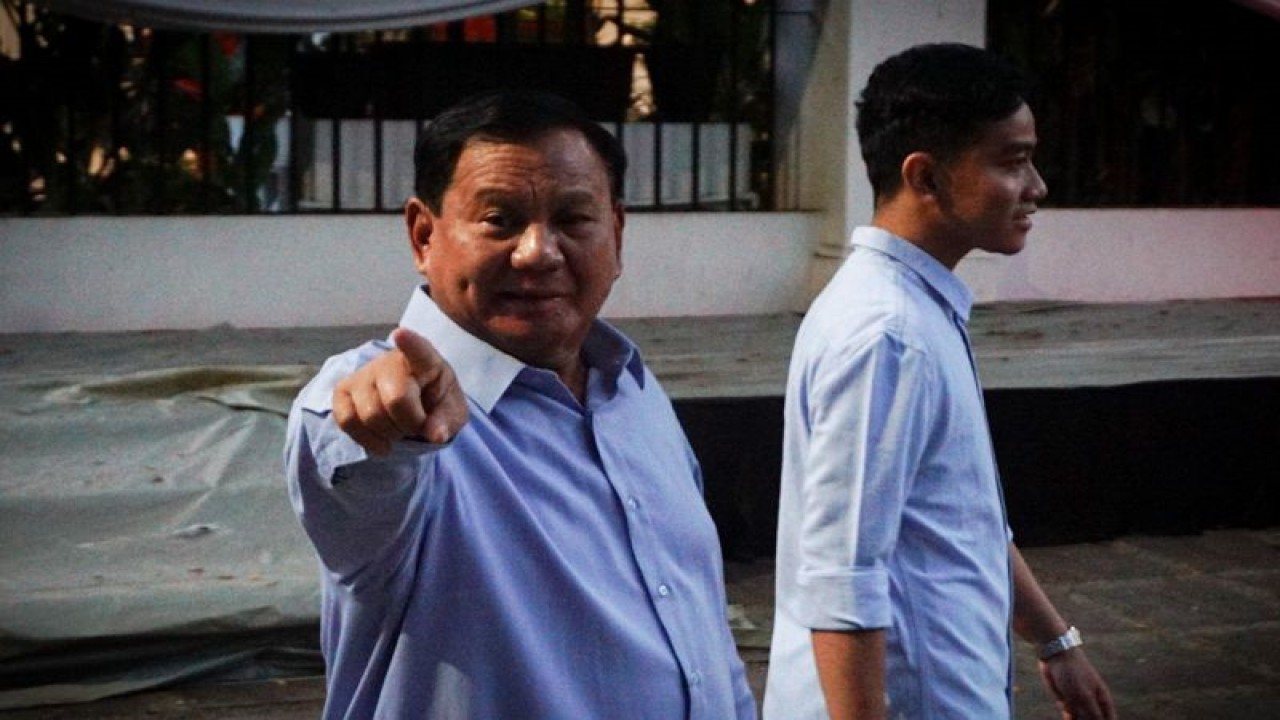 Pasangan calon (paslon) presiden dan wakil presiden nomor urut 2 Prabowo Subianto (kiri) dan Gibran Rakabuming Raka berjalan ke arah mobil menuju Kantor KPU RI untuk mengikuti debat perdana Pilpres 2024 di Jalan Kertanegara 4, Jakarta, Selasa (12/12/2023). (ANTARA/Fauzan)