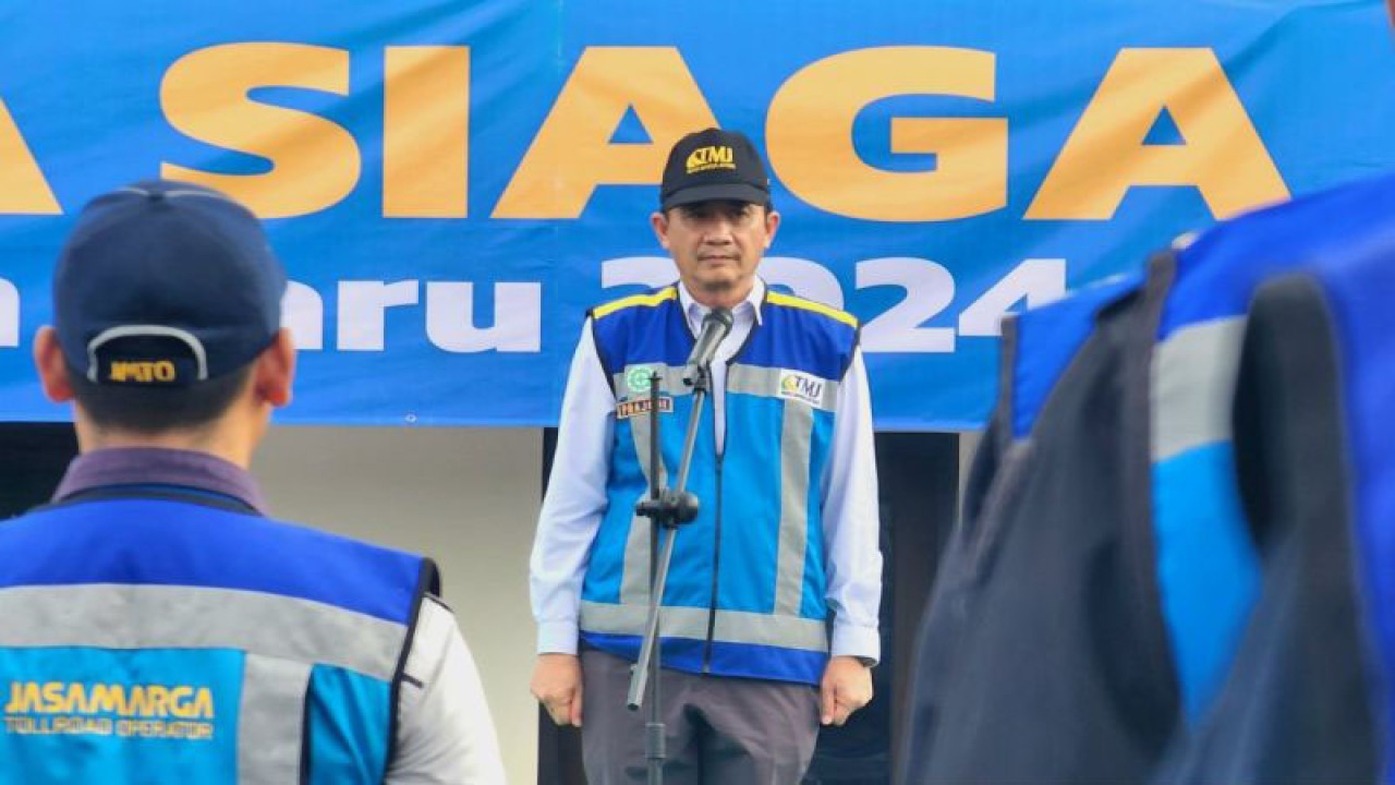 Dirut PT Trans Marga Jateng, Prajudi, memimpin apel siaga menjelang libur Natal dan tahun baru di Semarang, Rabu. (ANTARA/I.C. Senjaya)