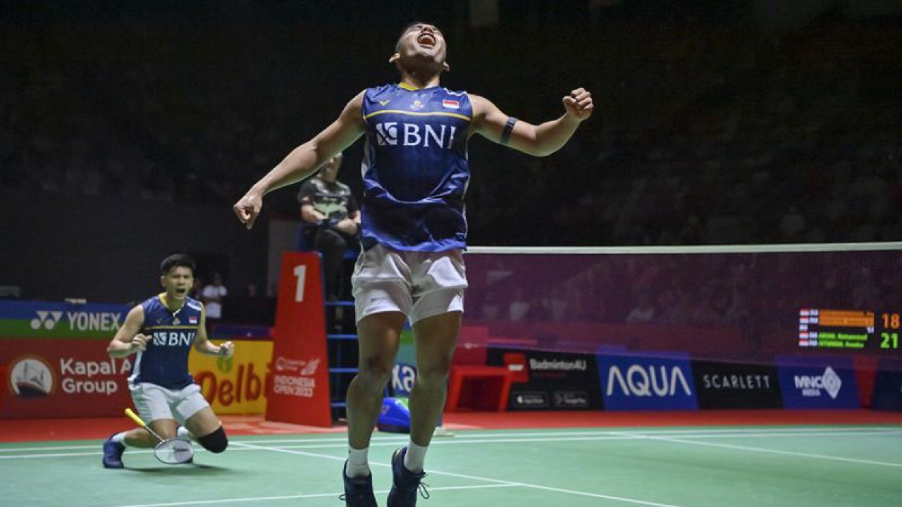Arsip - Pebulu tangkis ganda putra Indonesia Pramudya Kusumawardana (depan) dan Yeremia Erich Yoche Yacob Rambitan (belakang) berselebrasi usai menang lawan ganda putra Mohammad Ahsan dan Hendra Setiawan dalam babak 16 besar turnamen Indonesia Open 2023 di Istora Senayan, Jakarta, Kamis (15/6/2023). Pramudya dan Yeremia mengalahkan The Daddies Mohammad Ahsan dan Hendra Setiawan dengan rubber gim (18-21, 21-19, dan 23-21). ANTARA FOTO/M Risyal Hidayat/nym.