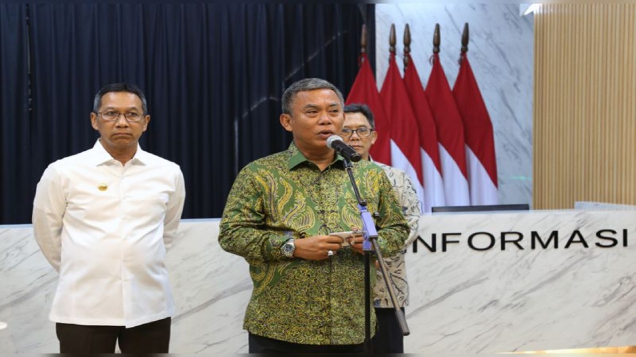 Ketua DPRD Provinsi DKI Jakarta Prasetyo Edi Marsudi dalam peresmian perubahan nama gedung Blok G menjadi Ali Sadikin, Jakarta, Senin (11/12/2023). ANTARA/HO-DPRD DKI