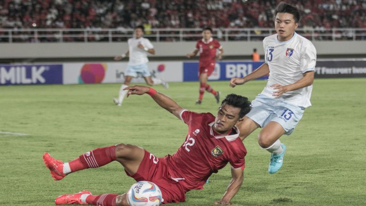 Pesepakbola Timnas Indonesia Pratama Arhan (kiri) berebut bola dengan pesepakbola Chinese Taipei Chao Wei Chieh (kanan) pada pertandingan grup K kualifikasi Piala Asia U-23 AFC 2024 di Stadion Manahan, Solo, Jawa Tengah, Sabtu (9/9/2024). ANTARA FOTO/Mohammad Ayudha/Spt.