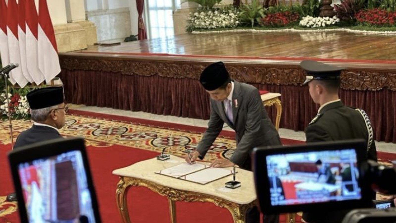Presiden Jokowi menandatangani berita acara pengangkatan sumpah jabatan Irjen Marthinus Hukom sebagai Kepala Badan Narkotika Nasional (BNN) di Istana Negara Jakarta, Jumat (8/12/2023). (ANTARA/Andi Firdaus)