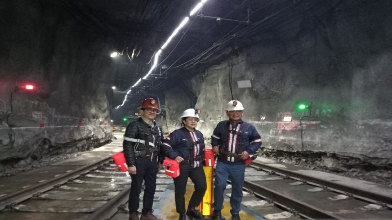 (Kiri ke kanan) Presiden Direktur PT Freeport Indonesia Toni Wenas, Ketua DPR RI Puan Maharani dan Menteri ESDM RI Arifin Tasrif berada pada lokasi tambang bawah tanah PTFI di Tembagapura. (ANTARA/Agustina Estevani Janggo)