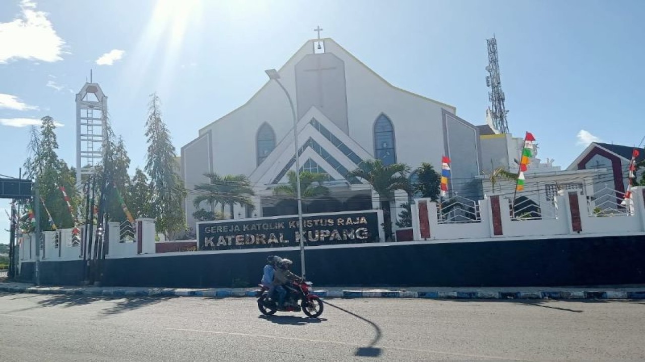Presiden Joko Widodo dijadwalkan akan meresmikan Gereja Kristus Raja Katedral Kupang Provinsi Nusa Tenggara Timur pada Rabu (6/12). (ANTARA/Benny Jahang)