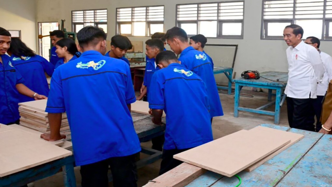 Presiden Joko Widodo saat berkunjung ke SMK Negeri 5 Kota Kupang, Rabu (6/12). ANTARA/Ho-Biro Setpres