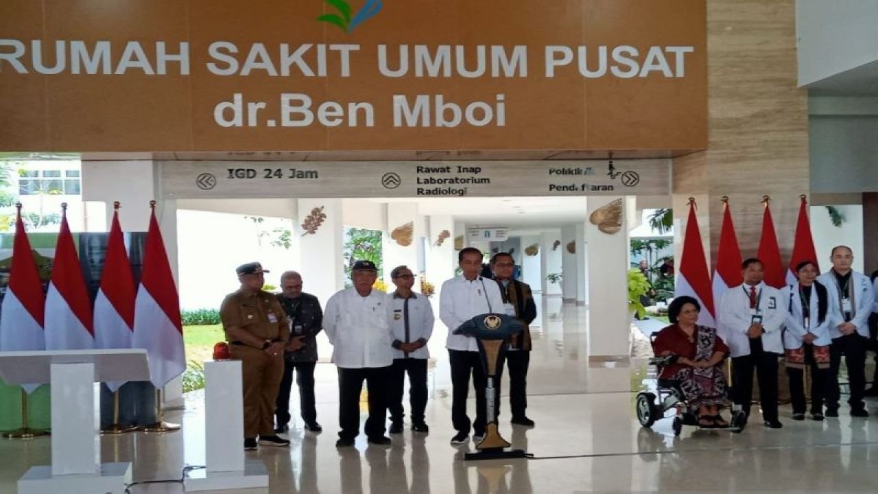 Presiden Joko Widodo (ketiga kiri) saat meresmikan Rumah Sakit Umum Pemerintah (RSUP) Ben Mboi di Kota Kupang, Provinsi Nusa Tenggara Timur, Rabu (6/12/2023). ANTARA/Benny Jahang.