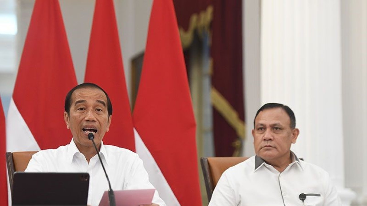Arsip - Presiden Joko Widodo (kiri) didampingi Ketua KPK Firli Bahuri (kanan) saat memberikan keterangan pers terkait penurunan Indeks Persepsi Korupsi Indonesia di Istana Merdeka, Jakarta, Selasa (7/2/2023). (ANTARA FOTO/Hafidz Mubarak A/pri)