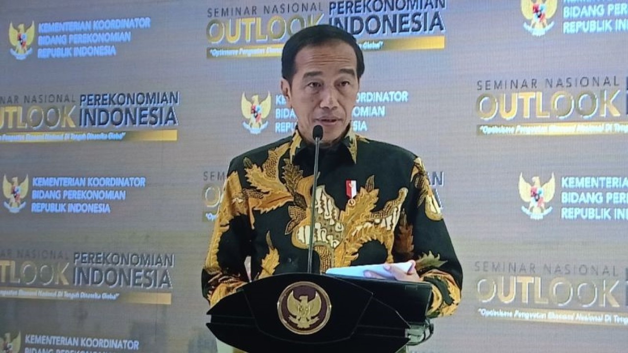 Presiden Joko Widodo saat menyampaikan sambutan dalam acara "Outlook Perekonomian Indonesia" di Jakarta, Jumat (22/12/2023). (ANTARA/Rangga Pandu A. J.)