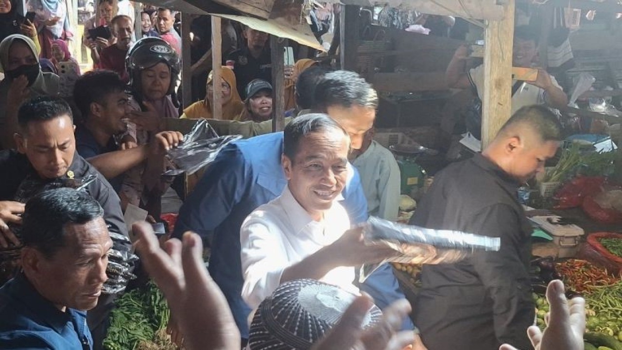 Presiden Jokowi bagi-bagikan kaos kepada pedagang Pasar Waru Kabupaten Penajam Paser Utara, Provinsi Kalimantan Timur, Kamis (21/12/2023) (ANTARA/Nyaman Bagus Purwaniawan-Mohammad Solih Januar)