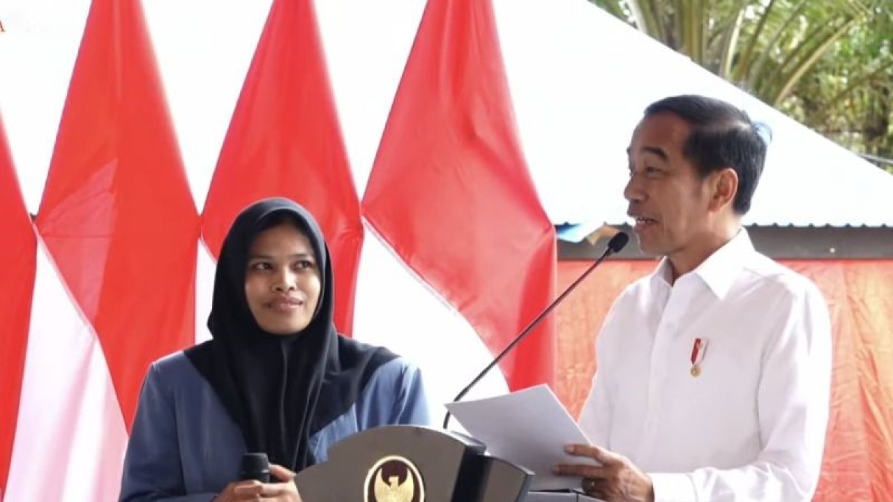 Tangkapan layar - Presiden RI Joko Widodo saat berdialog dengan salah satu mahasiswa semester pertama Universitas Gunadarma di sela penyampaian pidato peletakkan batu pertama pembangunan Gedung II Kampus Nusantara Universitas Gunadarma, di Kabupaten Penajam Paser Utara, Kalimantan Timur, Kamis (21/12/2023). (ANTARA/Andi Firdaus)