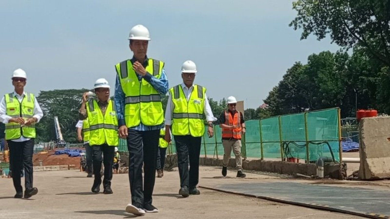 Presiden Joko Widodo usai meninjau proyek pembangunan MRT Fase 2A di kawasan Monas, Jakarta, Jumat (15/12/2023). ANTARA/Rangga Pandu Asmara Jingga