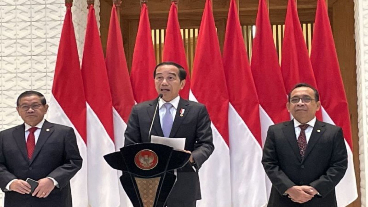 Presiden Joko Widodo menyampaikan keterangan pers sebelum berangkat ke Dubai, UAE untuk menghadiri KTT perubahan iklim COP28 dari Lanud Halim Perdanakusuma, Jakarta, Kamis (30/11/2023). (ANTARA/Yashinta Difa.)
