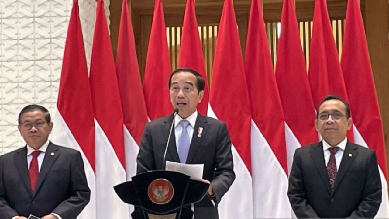 Presiden Joko Widodo saat menyampaikan keterangan pers sebelum berangkat ke UAE untuk menghadiri KTT COP28 dari Lanud Halim Perdanakusuma, Jakarta, Kamis (30/11/2023). (ANTARA/Yashinta Difa/aa)
