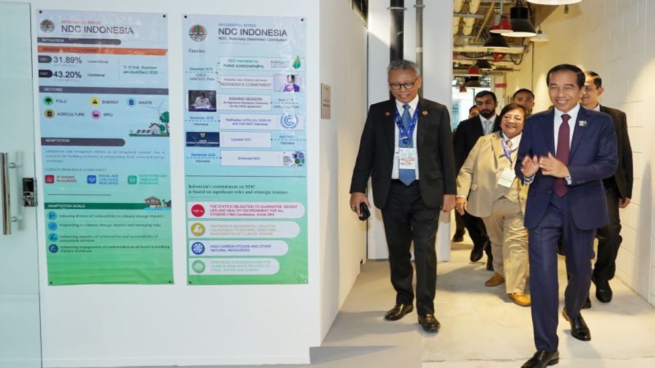 Presiden Joko Widodo (kanan) mengunjungi Kantor Kesekretariatan Indonesia dalam Konferensi Tingkat Tinggi Perubahan Iklim PBB 2023 atau COP-28 yang berlangsung di Dubai, Uni Emirat Arab, Jumat (1/12/2023). (ANTARA/HO-Kementerian LHK)