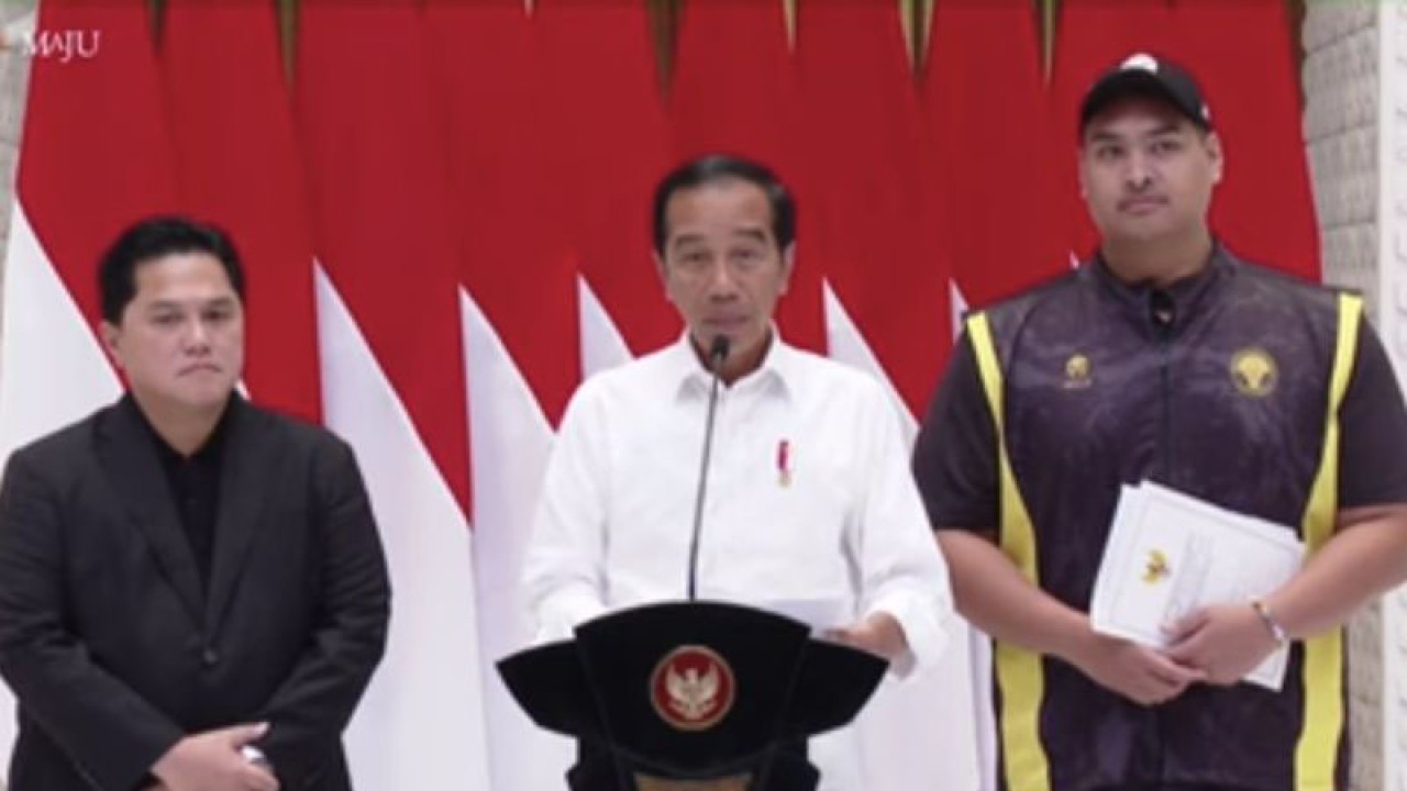 Tangkapan layar - Presiden RI Joko Widodo didampingi Ketua Umum PSSI Erick Thohir dan Menteri Pemuda dan Olahraga (Menpora RI) Dito Ariotedjo saat menyampaikan keterangan di Pangkalan TNI AU Halim Perdanakusuma, Jakarta, Senin (4/12/2023). (ANTARA/Andi Firdaus)