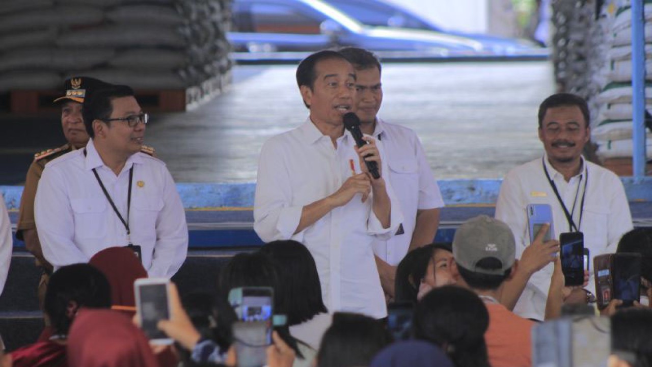 Presiden Joko Widodo (tengah) saat berdialog dengan masyarakat saat membagikan beras kepada warga di Kelurahan Alak, Kota Kupang, Rabu (6/12). ANTARA/Kornelis Kaha