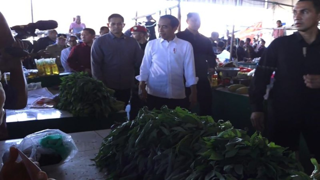 Presiden Joko Widodo saat meninjau harga kebutuhan pokok di Pasar Oebobo, Kota Kupang, NTT, Rabu (6/12). ANTARA/Ho-Eli