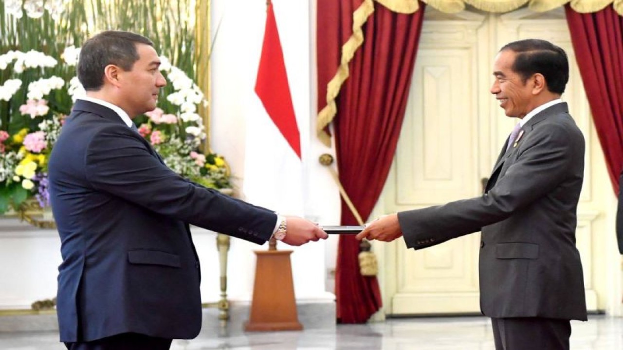 Duta Besar Kazakhstan untuk Indonesia Serzhan Abdykarimov (kiri) menyerahkan surat kepercayaan kepada Presiden Republik Indonesia Joko Widodo di Istana Merdeka, Jakarta, pada Jumat, 8 Desember 2023. (Kedutaan Besar Kazakhstan untuk Indonesia)