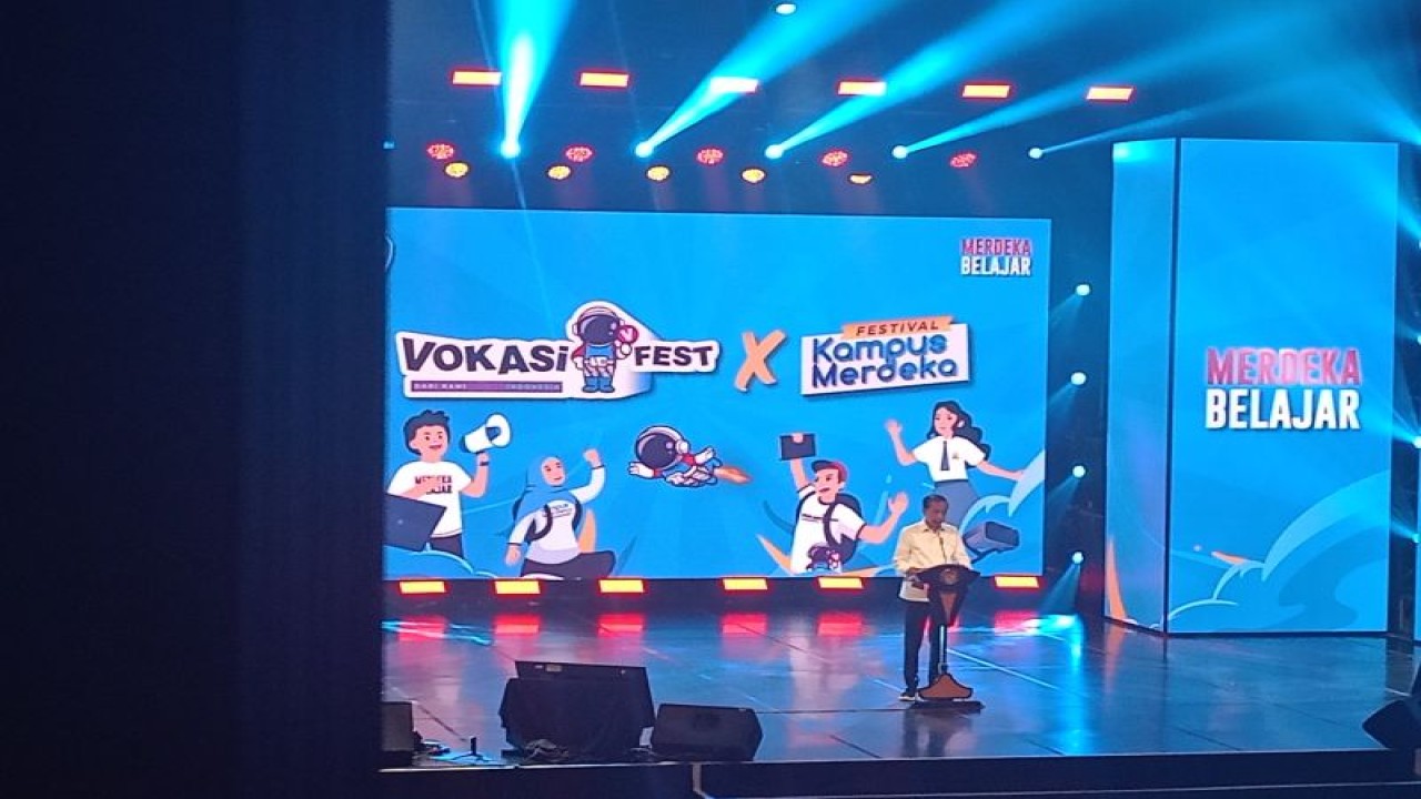 Presiden Joko Widodo saat menghadiri acara Peresmian Pembukaan Vokasifest dan Festival Kampus Merdeka ke-3 Tahun 2023 di Graha Bhakti Budaya Taman Ismail Marzuki, Jakarta, Senin (11/12/2023). (ANTARA/Rangga Pandu Asmara Jingga)