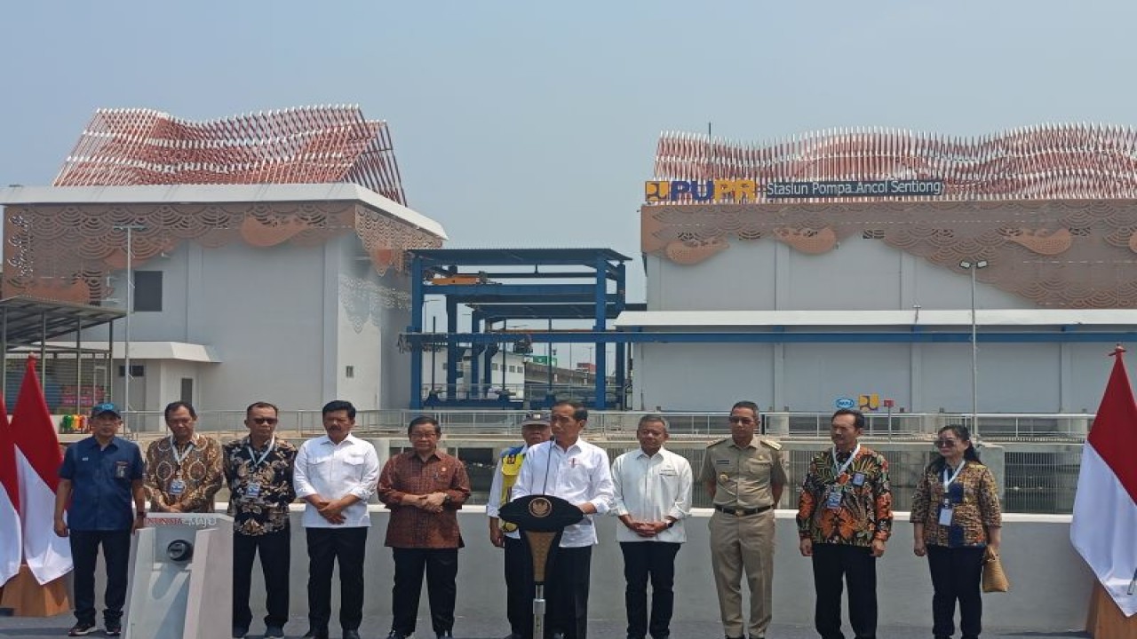 Presiden Joko Widodo saat meresmikan Stasiun Pompa Ancol Sentiong di Jakarta Utara, Senin (11/12/2023). ANTARA/Rangga Pandu Asmara Jingga
