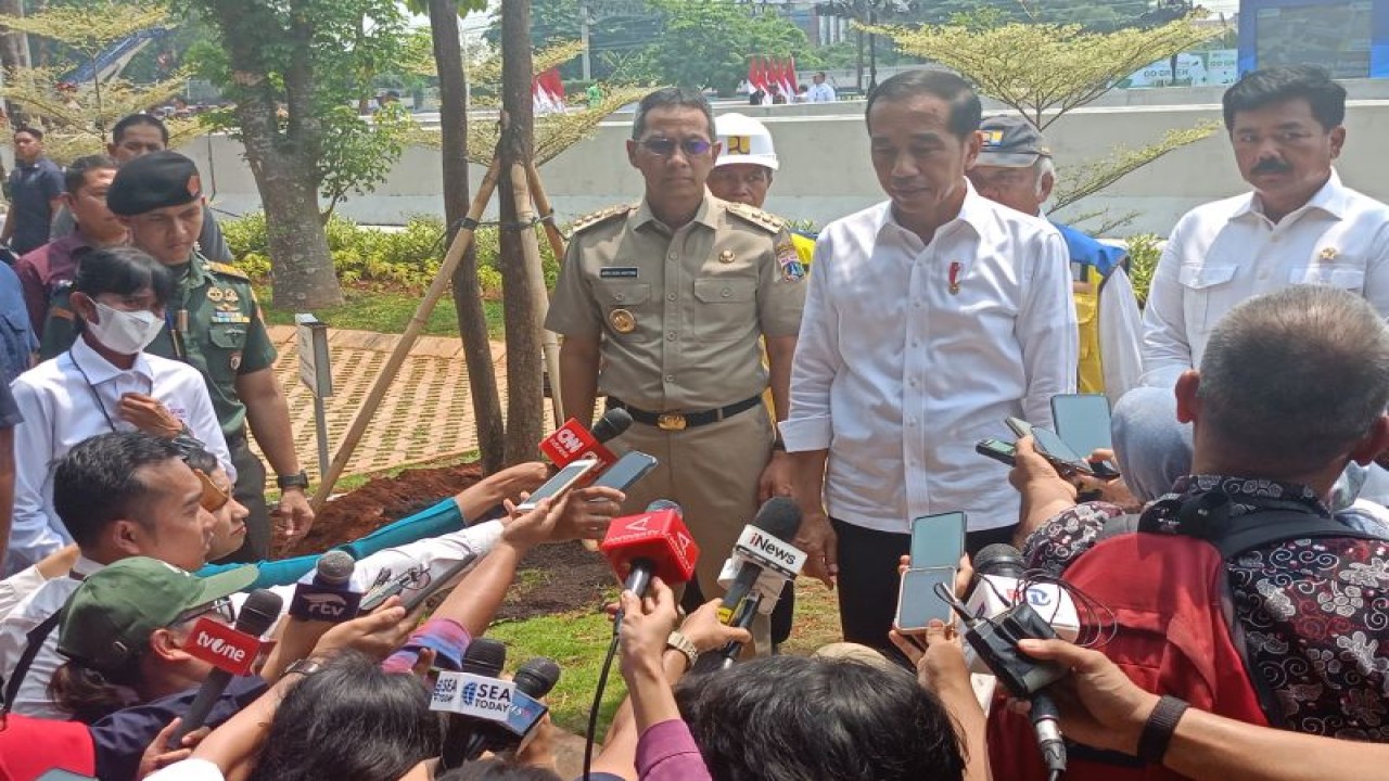 Presiden Joko Widodo menyampaikan keterangan kepada wartawan setelah meresmikan Stasiun Pompa Ancol Sentiong di Jakarta Utara, Senin (11/12/2023). (ANTARA/Rangga Pandu Asmara Jingga).