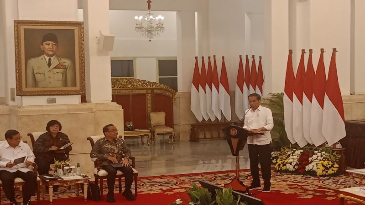 Presiden Joko Widodo memberikan pengantar pada Sidang Kabinet Paripurna di Istana Negara, Jakarta, Senin (11/12/2023). ANTARA/Rangga Pandu Asmara Jingga