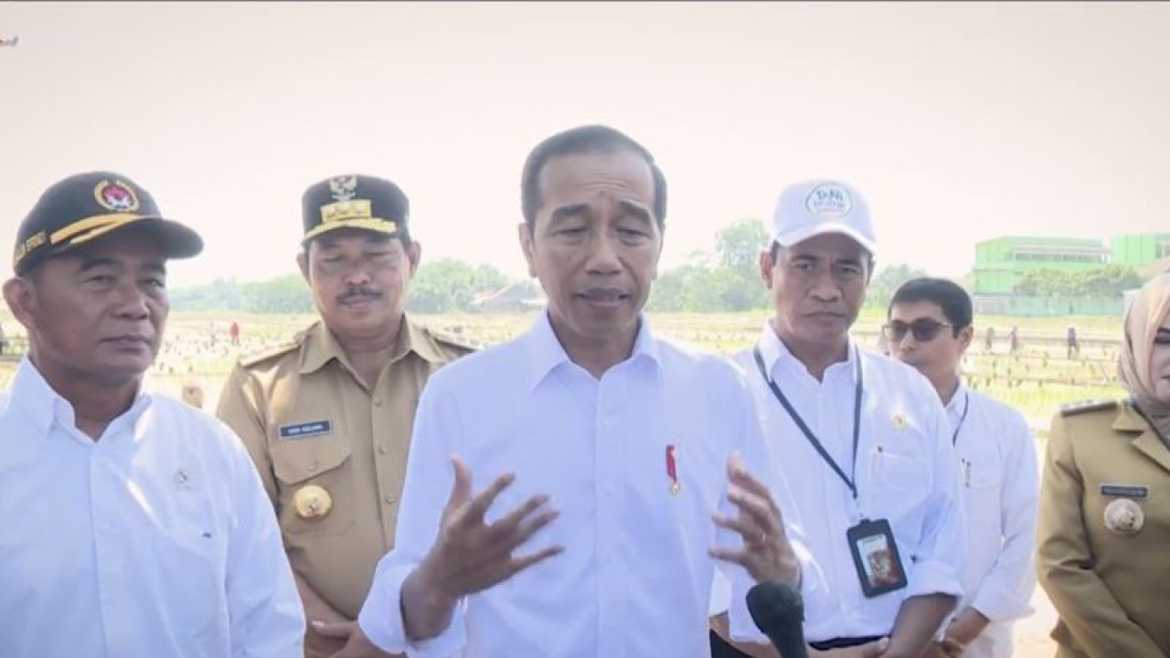 Tangkapan layar Presiden Joko Widodo ketika menjawab pertanyaan wartawan di Pekalongan, Jawa Tengah, pada Rabu (13/12/2023). (ANTARA/Yashinta Difa)